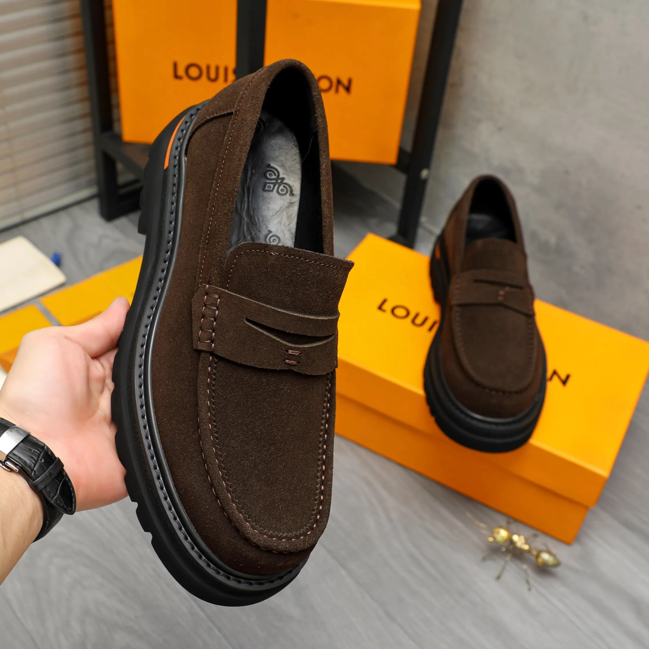 Men's shoes 💰620 Product trademark: LV "Louis Vuitton" business casual slip-on leather shoes Regular size: 37-46 Product material: Selected high-quality frosted cowhide upper, pigskin lining, rubber outsole
